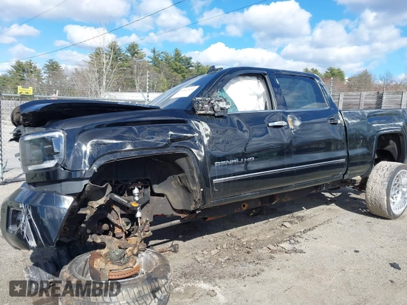 2019 GMC Sierra 2500HD Denali z VIN 1GT12SEY3KF232018, wystawiony jako IAAI lot #41897434 z przebiegiem Nie podano mil oraz . Historia ofert i sprzedaży dostępna na DreamBid. Obrazek 6.