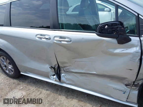 2021 Toyota Sienna XLE with VIN 5TDJSKFC2MS007191, listed as a IAAI auction lot 41945058 with 50,120 mi miles and . Bid and sale history available at DreamBid. Image 17.