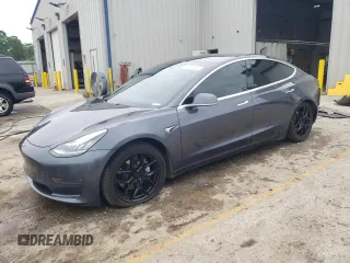 2020 Tesla Model 3 Long Range z VIN 5YJ3E1EB7LF710646, wystawiony jako Copart lot #57403355 z przebiegiem 98 080 mil mil oraz Szkoda całkowita • Salvage title. Historia ofert i sprzedaży dostępna na DreamBid. Obrazek 1.