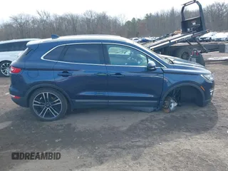 2017 Lincoln MKC Reserve z VIN 5LMTJ3DH0HUL70096, wystawiony jako IAAI lot #41621892 z przebiegiem 115 071 mil mil oraz . Historia ofert i sprzedaży dostępna na DreamBid. Obrazek 13.
