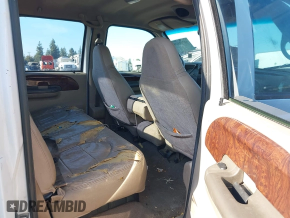 2000 Ford Super Duty F-250 XL with VIN 1FTNW21F5YEB57752, listed as a IAAI auction lot 40702428 with 323,191 mi miles. Bid and sale history available at carsss.com. Image 8.