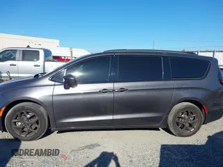 2020 Chrysler Pacifica Touring with VIN 2C4RC1FG1LR245764, listed as a IAAI auction lot 40646472 with 86,119 mi miles and . Bid and sale history available at DreamBid. Image 14.