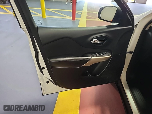 2017 Jeep Cherokee Altitude с VIN 1C4PJLABXHW654364, выставлен на аукционе IAAI как лот 42723300 с пробегом 107 408 миль миль и . История ставок и продаж доступна на DreamBid. Изображение 4.