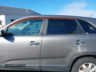 2012 Kia Sorento LX z VIN 5XYKT3A19CG231096, wystawiony jako IAAI lot #42193607 z przebiegiem 200 899 mil mil oraz . Historia ofert i sprzedaży dostępna na DreamBid. Obrazek 14.