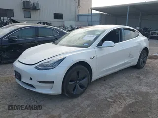 2020 Tesla Model 3 Standard Range Plus z VIN 5YJ3E1EA1LF660611, wystawiony jako IAAI lot #41856495 z przebiegiem 141 086 mil mil oraz . Historia ofert i sprzedaży dostępna na DreamBid. Obrazek 2.