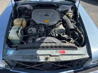 1985 Mercedes-Benz 380 z VIN WDBBA45C0FA019441, wystawiony jako Copart lot #51792005 z przebiegiem 83 718 mil mil oraz Czysty tytuł • Clean title. Historia ofert i sprzedaży dostępna na DreamBid. Obrazek 7.
