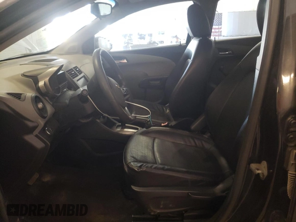 2013 Chevrolet Sonic LS z VIN 1G1JA5SH4D4160231, wystawiony jako Copart lot #56076225 z przebiegiem 128 622 mil mil oraz Czysty tytuł • Clean title. Historia ofert i sprzedaży dostępna na DreamBid. Obrazek 7.