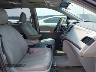 2012 Toyota Sienna XLE AAS z VIN 5TDYK3DC3CS240342, wystawiony jako IAAI lot #42172125 z przebiegiem 244 483 mil mil oraz . Historia ofert i sprzedaży dostępna na DreamBid. Obrazek 5.