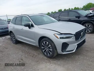 2024 Volvo XC60 Plus Dark Theme z VIN YV4L12RL5R1885058, wystawiony jako IAAI lot #42167034 z przebiegiem 25 886 mil mil oraz . Historia ofert i sprzedaży dostępna na DreamBid. Obrazek 1.