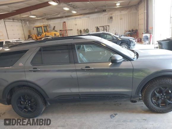 2022 Ford Explorer Timberline z VIN 1FMSK8JH1NGA67738, wystawiony jako IAAI lot #42074731 z przebiegiem 60 885 mil mil oraz . Historia ofert i sprzedaży dostępna na DreamBid. Obrazek 13.