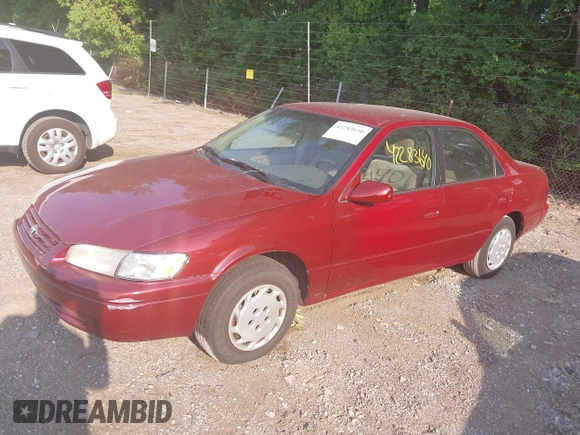 1998 Toyota Camry LE z VIN JT2BG22K4W0206938, wystawiony jako IAAI lot #42283640 z przebiegiem 153 365 mil mil oraz . Historia ofert i sprzedaży dostępna na DreamBid. Obrazek 2.