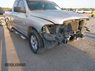 2017 Ram 1500 SLT z VIN 1C6RR6GG3HS730155, wystawiony jako IAAI lot #41929530 z przebiegiem 180 690 mil mil oraz . Historia ofert i sprzedaży dostępna na DreamBid. Obrazek 17.