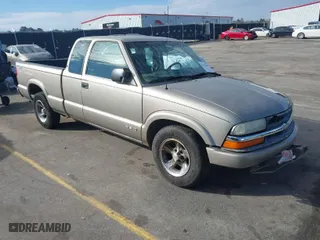2001 Chevrolet S-10 LS with VIN 1GCCS19W318114503, listed as a IAAI auction lot 41529289 with 231,994 mi miles. Bid and sale history available at carsss.com. Image 1.