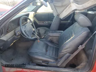 1989 Chrysler LeBaron z VIN 1C3XJ45K0KG251502, wystawiony jako Copart lot #87112404 z przebiegiem 166 445 mil mil oraz Tytuł czysty. Historia ofert i sprzedaży dostępna na DreamBid. Obrazek 7.