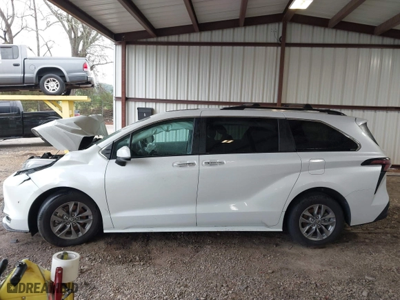 2024 Toyota Sienna XLE with VIN 5TDYRKEC3RS190684, listed as a IAAI auction lot 41853725 with 58,343 mi miles. Bid and sale history available at carsss.com. Image 13.