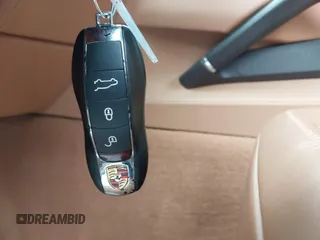 2016 Porsche Cayenne Turbo z VIN WP1AC2A20GLA85193, wystawiony jako IAAI lot #42170440 z przebiegiem 95 999 mil mil oraz . Historia ofert i sprzedaży dostępna na DreamBid. Obrazek 11.