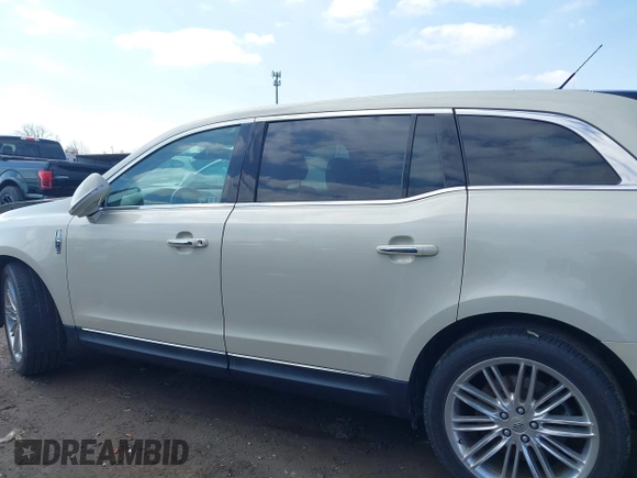 2014 Lincoln MKT EcoBoost z VIN 2LMHJ5AT0EBL56623, wystawiony jako IAAI lot #41940920 z przebiegiem 138 911 mil mil oraz . Historia ofert i sprzedaży dostępna na DreamBid. Obrazek 15.