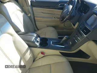2014 Lincoln MKT EcoBoost z VIN 2LMHJ5ATXEBL53521, wystawiony jako IAAI lot #41581330 z przebiegiem 302 604 mil mil oraz . Historia ofert i sprzedaży dostępna na DreamBid. Obrazek 5.