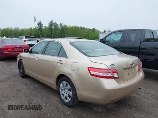 2010 Toyota Camry z VIN 4T4BF3EK0AR012910, wystawiony jako IAAI lot #42260460 z przebiegiem 175 911 mil mil oraz . Historia ofert i sprzedaży dostępna na DreamBid. Obrazek 3.