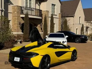 2018 McLaren 570S z VIN SBM13FAA2JW004563, wystawiony jako Copart lot #51371545 z przebiegiem 20 602 mil mil oraz Tytuł czysty. Historia ofert i sprzedaży dostępna na DreamBid. Obrazek 4.