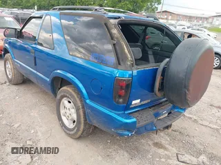 2000 Chevrolet Blazer LS z VIN 1GNCT18W6YK288858, wystawiony jako IAAI lot #42344368 z przebiegiem 207 183 mil mil oraz . Historia ofert i sprzedaży dostępna na DreamBid. Obrazek 3.