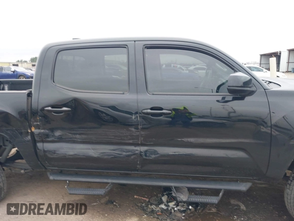 2021 Toyota Tacoma SR z VIN 5TFAX5GNXMX193978, wystawiony jako IAAI lot #41595827 z przebiegiem 43 999 mil mil oraz . Historia ofert i sprzedaży dostępna na DreamBid. Obrazek 13.