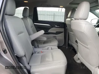 2018 Toyota Highlander SE with VIN 5TDJZRFH8JS538021, listed as a Copart auction lot 63496775 with 43,586 mi miles and Salvage title. Bid and sale history available at DreamBid. Image 11.