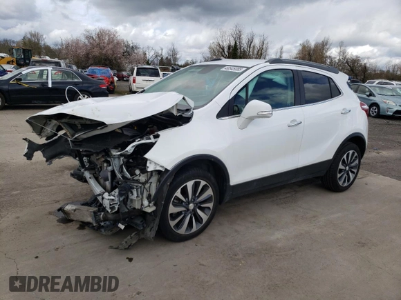 2020 Buick Encore Essence z VIN KL4CJGSB7LB057428, wystawiony jako Copart lot #49545085 z przebiegiem 72 644 mil mil oraz Szkody całkowita. Historia ofert i sprzedaży dostępna na DreamBid. Obrazek 1.