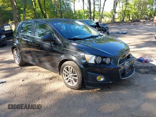 2016 Chevrolet Sonic LT z VIN 1G1JC6SB5G4183663, wystawiony jako IAAI lot #42203145 z przebiegiem 138 645 mil mil oraz . Historia ofert i sprzedaży dostępna na DreamBid. Obrazek 1.