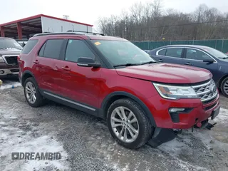 2018 Ford Explorer XLT z VIN 1FM5K8D8XJGB98556, wystawiony jako IAAI lot #41168346 z przebiegiem 195 996 mil mil oraz . Historia ofert i sprzedaży dostępna na DreamBid. Obrazek 1.