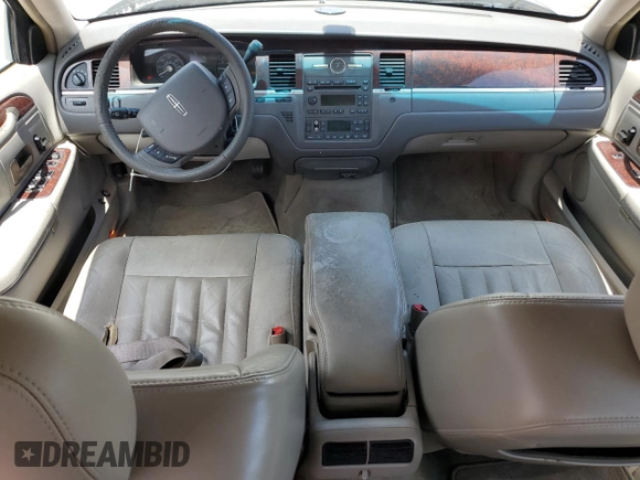 2006 Lincoln Town Car Signature z VIN 1LNHM81W86Y651116, wystawiony jako Copart lot #57908765 z przebiegiem 170 692 mil mil oraz Tytuł czysty. Historia ofert i sprzedaży dostępna na DreamBid. Obrazek 8.