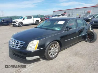 2011 Cadillac DTS Luxury Collection z VIN 1G6KD5E68BU125706, wystawiony jako IAAI lot #41832715 z przebiegiem 103 017 mil mil oraz . Historia ofert i sprzedaży dostępna na DreamBid. Obrazek 2.