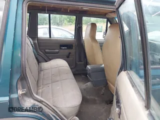 1996 Jeep Cherokee SE z VIN 1J4FJ28S8TL285634, wystawiony jako IAAI lot #42183816 z przebiegiem 260 237 mil mil oraz . Historia ofert i sprzedaży dostępna na DreamBid. Obrazek 8.