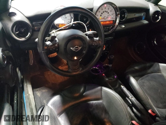 2013 MINI Hardtop S z VIN WMWSV3C54DT388614, wystawiony jako Copart lot #60565225 z przebiegiem 86 138 mil mil oraz Czysty tytuł • Clean title. Historia ofert i sprzedaży dostępna na DreamBid. Obrazek 8.