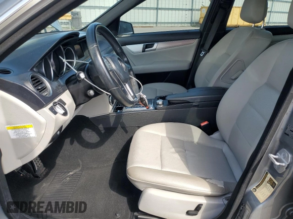2013 Mercedes-Benz C 250 Sport z VIN WDDGF4HB5DR247239, wystawiony jako Copart lot #55534235 z przebiegiem 150 674 mil mil oraz Szkoda całkowita • Salvage title. Historia ofert i sprzedaży dostępna na DreamBid. Obrazek 7.