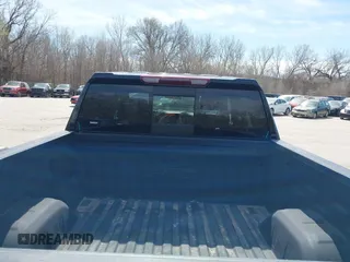 2022 GMC Sierra 1500 SLT z VIN 3GTU9DED2NG196455, wystawiony jako IAAI lot #41880847 z przebiegiem 32 231 mil mil oraz . Historia ofert i sprzedaży dostępna na DreamBid. Obrazek 18.
