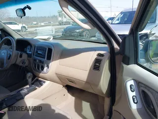 2007 Ford Escape XLT with VIN 1FMYU03Z47KB51872, listed as a IAAI auction lot 41656587 with 141,708 mi miles. Bid and sale history available at carsss.com. Image 5.