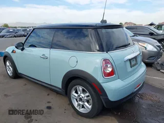 2012 MINI Hardtop z VIN WMWSU3C5XCT543913, wystawiony jako IAAI lot #42344874 z przebiegiem 108 245 mil mil oraz . Historia ofert i sprzedaży dostępna na DreamBid. Obrazek 3.