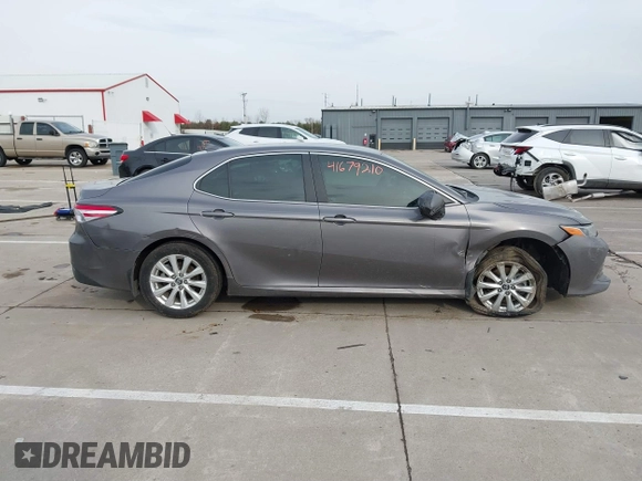 2019 Toyota Camry LE z VIN 4T1B11HK7KU759723, wystawiony jako IAAI lot #41679210 z przebiegiem 35 613 mil mil oraz . Historia ofert i sprzedaży dostępna na DreamBid. Obrazek 14.