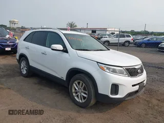 2015 Kia Sorento LX z VIN 5XYKTDA7XFG604872, wystawiony jako IAAI lot #42419997 z przebiegiem 174 676 mil mil oraz . Historia ofert i sprzedaży dostępna na DreamBid. Obrazek 1.
