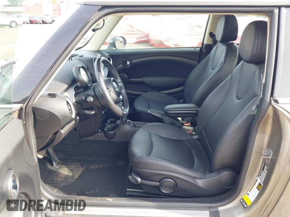 2013 MINI Hardtop z VIN WMWSU3C5XDT685745, wystawiony jako IAAI lot #42300577 z przebiegiem 112 804 mil mil oraz . Historia ofert i sprzedaży dostępna na DreamBid. Obrazek 5.