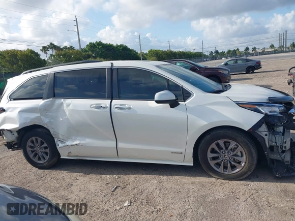 2021 Toyota Sienna XLE with VIN 5TDYRKEC7MS017968, listed as a IAAI auction lot 42145440 with 85,989 mi miles and . Bid and sale history available at DreamBid. Image 14.