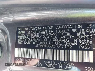 2012 Toyota Prius One z VIN JTDKDTB38C1013132, wystawiony jako IAAI lot #42345947 z przebiegiem 257 153 mil mil oraz . Historia ofert i sprzedaży dostępna na DreamBid. Obrazek 9.