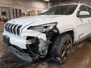 2017 Jeep Cherokee Latitude z VIN 1C4PJMCB5HW509073, wystawiony jako IAAI lot #41563435 z przebiegiem 108 737 mil mil oraz . Historia ofert i sprzedaży dostępna na DreamBid. Obrazek 18.