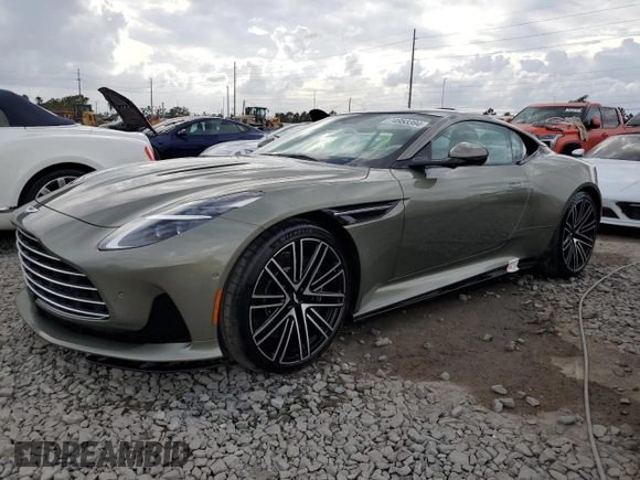 2025 Aston Martin DB12 z VIN SCFRMFFW4SGL15065, wystawiony jako Copart lot #74953394 z przebiegiem Nie podano mil oraz Nie do naprawy. Historia ofert i sprzedaży dostępna na DreamBid. Obrazek 1.