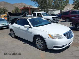 2012 Chrysler 200 Touring z VIN 1C3BCBEB3CN218886, wystawiony jako IAAI lot #42374302 z przebiegiem 89 457 mil mil oraz . Historia ofert i sprzedaży dostępna na DreamBid. Obrazek 1.