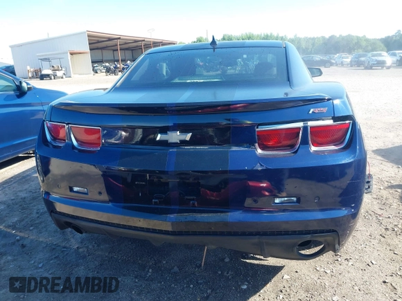 2011 Chevrolet Camaro 1LT z VIN 2G1FB1ED0B9124065, wystawiony jako IAAI lot #42203698 z przebiegiem 190 555 mil mil oraz . Historia ofert i sprzedaży dostępna na DreamBid. Obrazek 16.