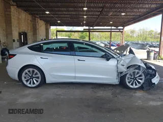 2022 Tesla Model 3 Long Range z VIN 5YJ3E1EB1NF192570, wystawiony jako IAAI lot #42230750 z przebiegiem 63 462 mil mil oraz . Historia ofert i sprzedaży dostępna na DreamBid. Obrazek 13.
