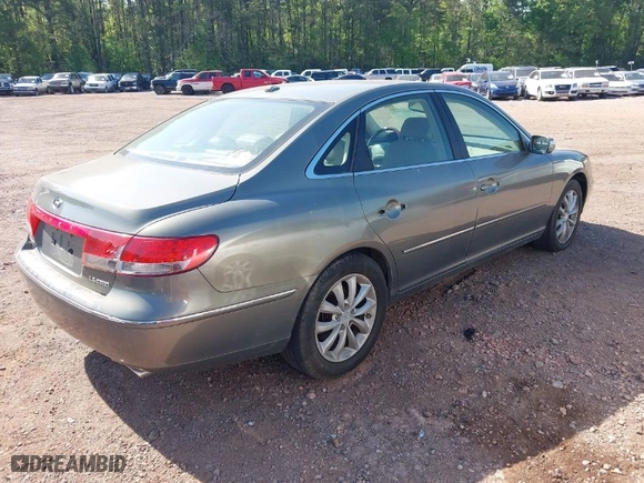 2008 Hyundai Azera Limited with VIN KMHFC46F58A252140, listed as a IAAI auction lot 42042343 with 201,418 mi miles. Bid and sale history available at carsss.com. Image 4.