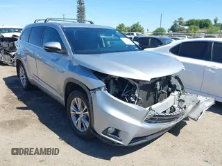 2015 Toyota Highlander LE z VIN 5TDBKRFH3FS199832, wystawiony jako IAAI lot #42216274 z przebiegiem 116 025 mil mil oraz . Historia ofert i sprzedaży dostępna na DreamBid. Obrazek 1.